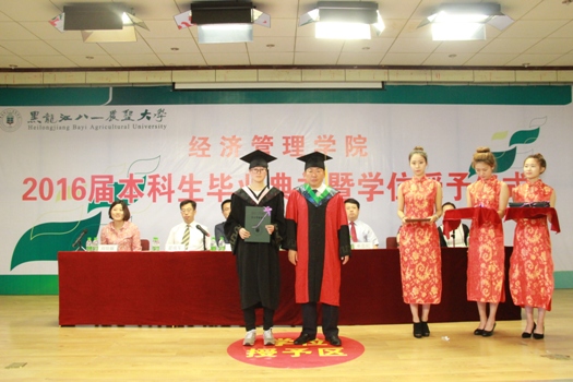 于立河教授为毕业生授予学位.jpg