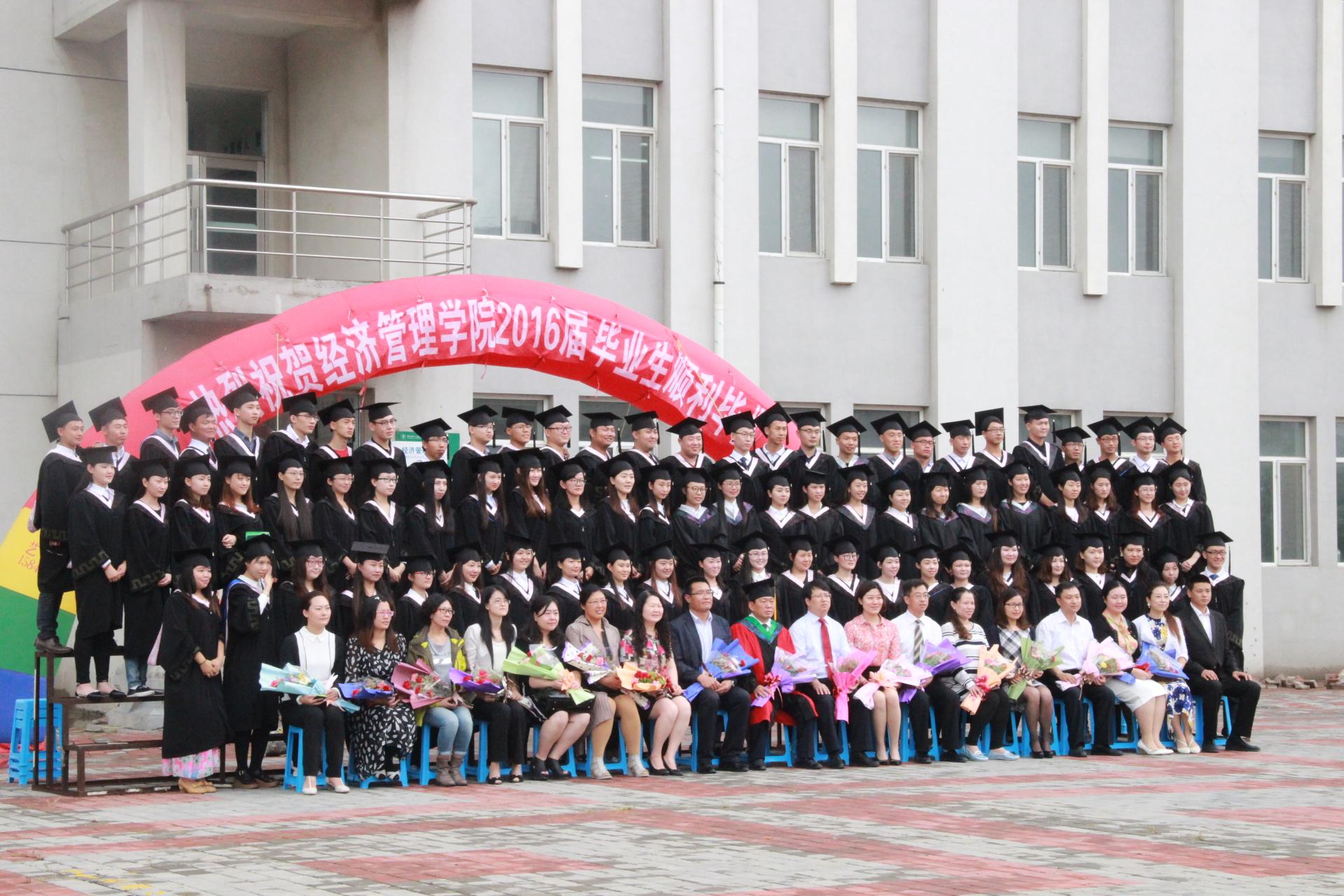 q领导老师与毕业生合影留念.jpg