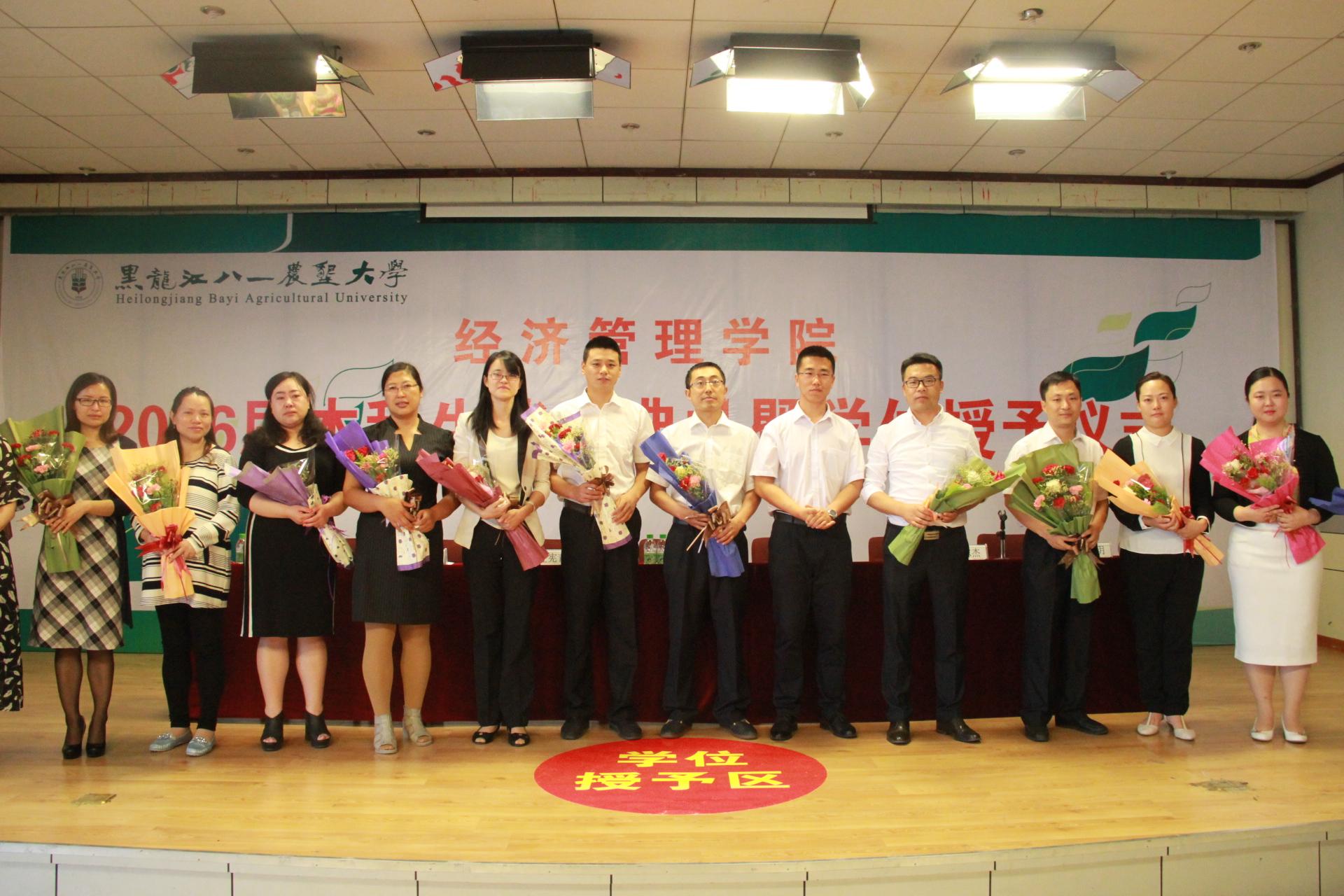 q教师送给毕业生的节目《光阴的故事》.jpg