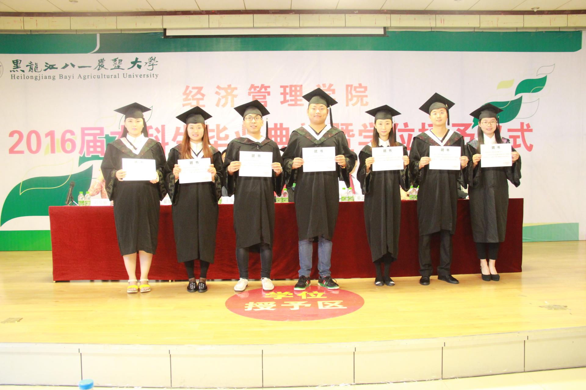 q校友联络员接过聘书.jpg