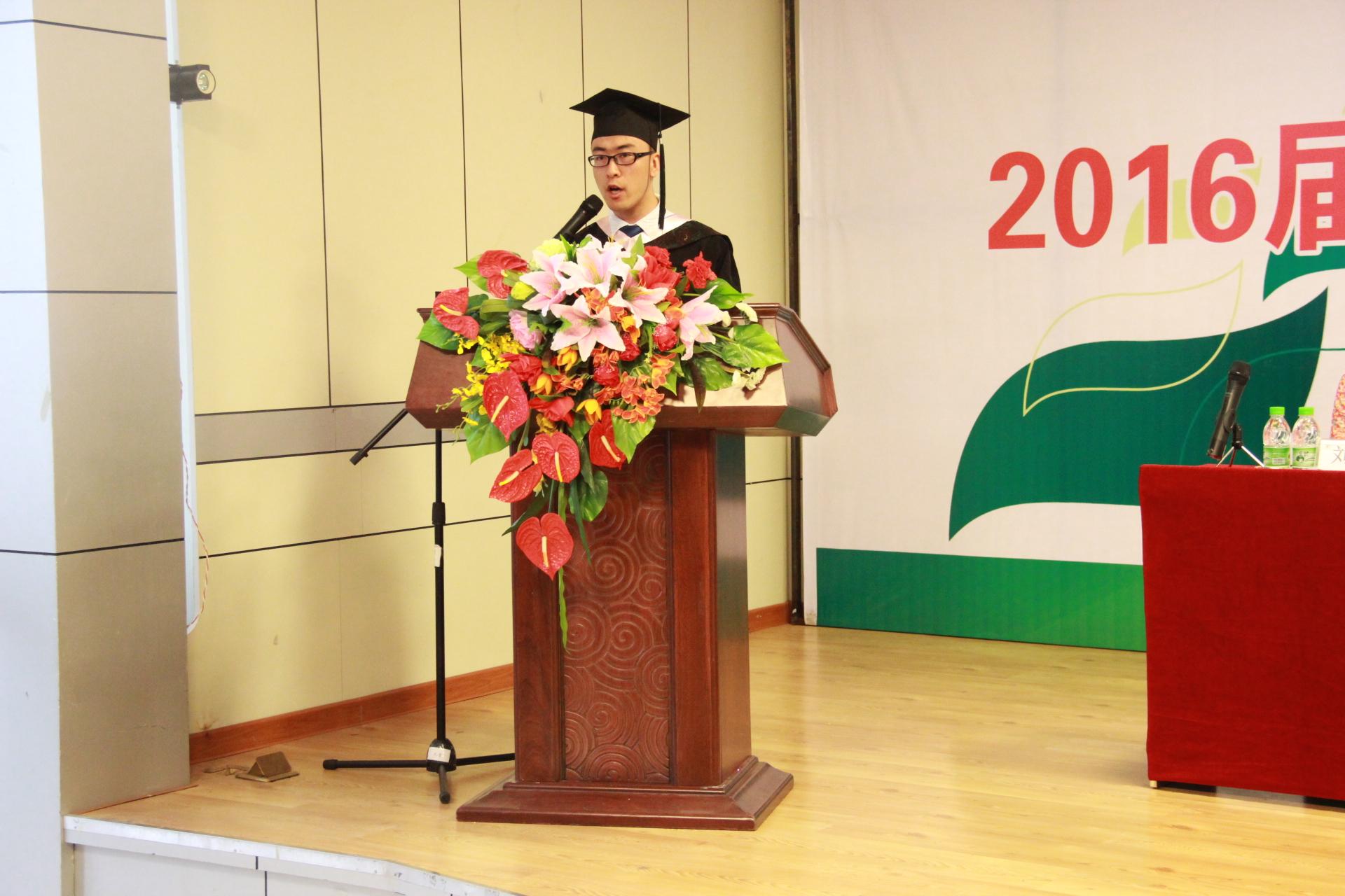 q毕业生代表、2015年度全国大学生年度人物200强获得者赵军林上台发言.jpg