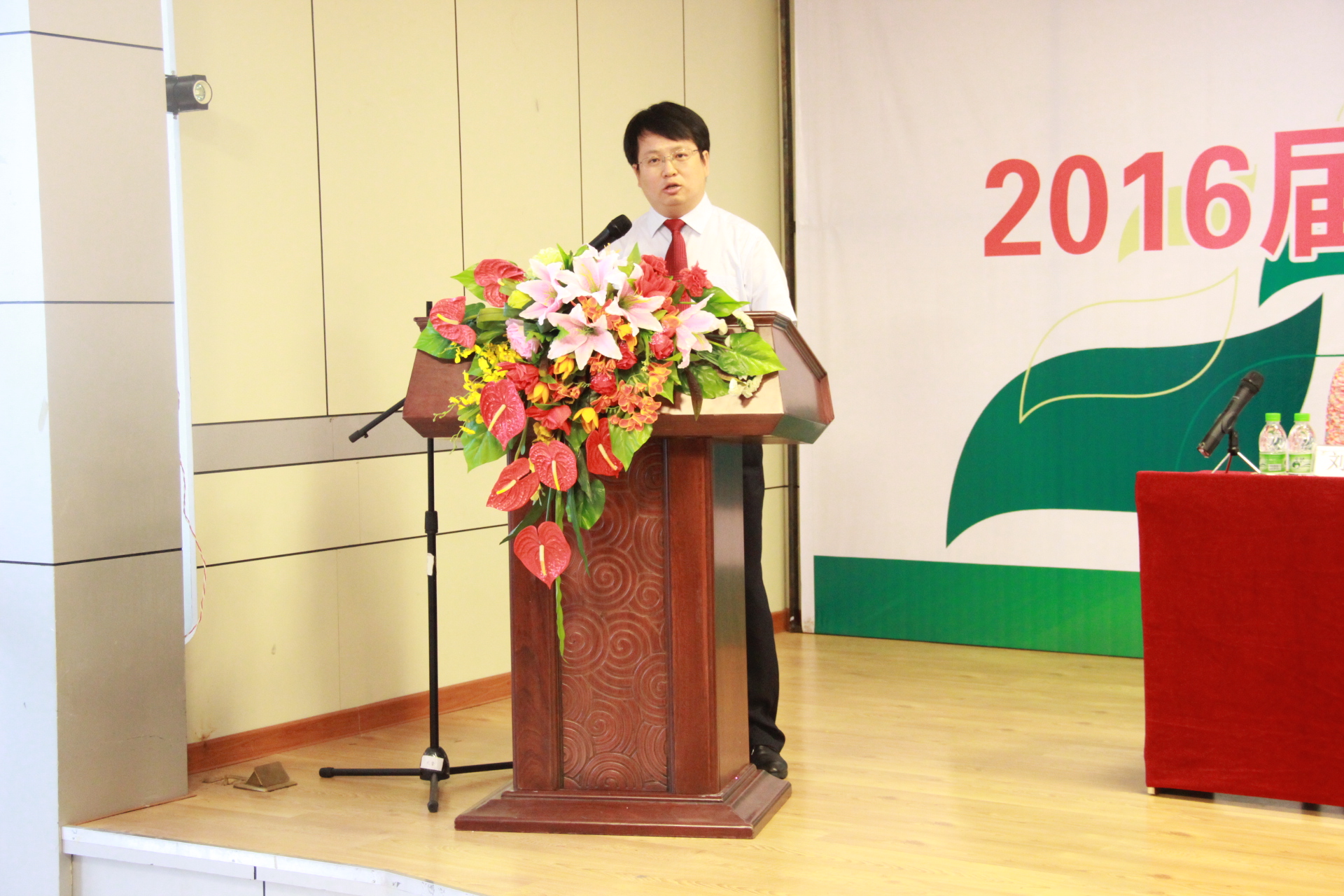 经管学院党委书记单忠纪做精彩发言.jpg