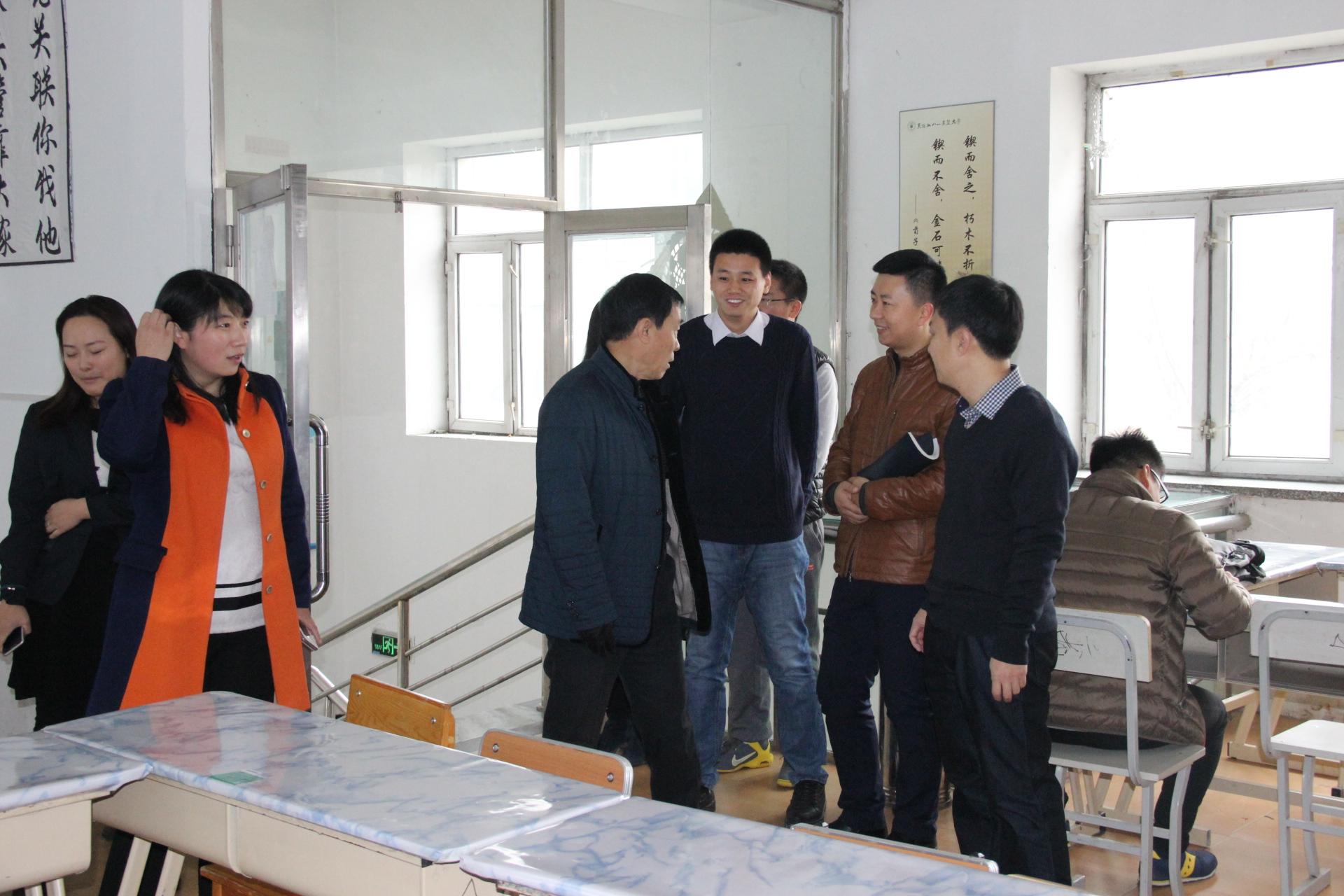杨书记查看89号楼连廊1.jpg