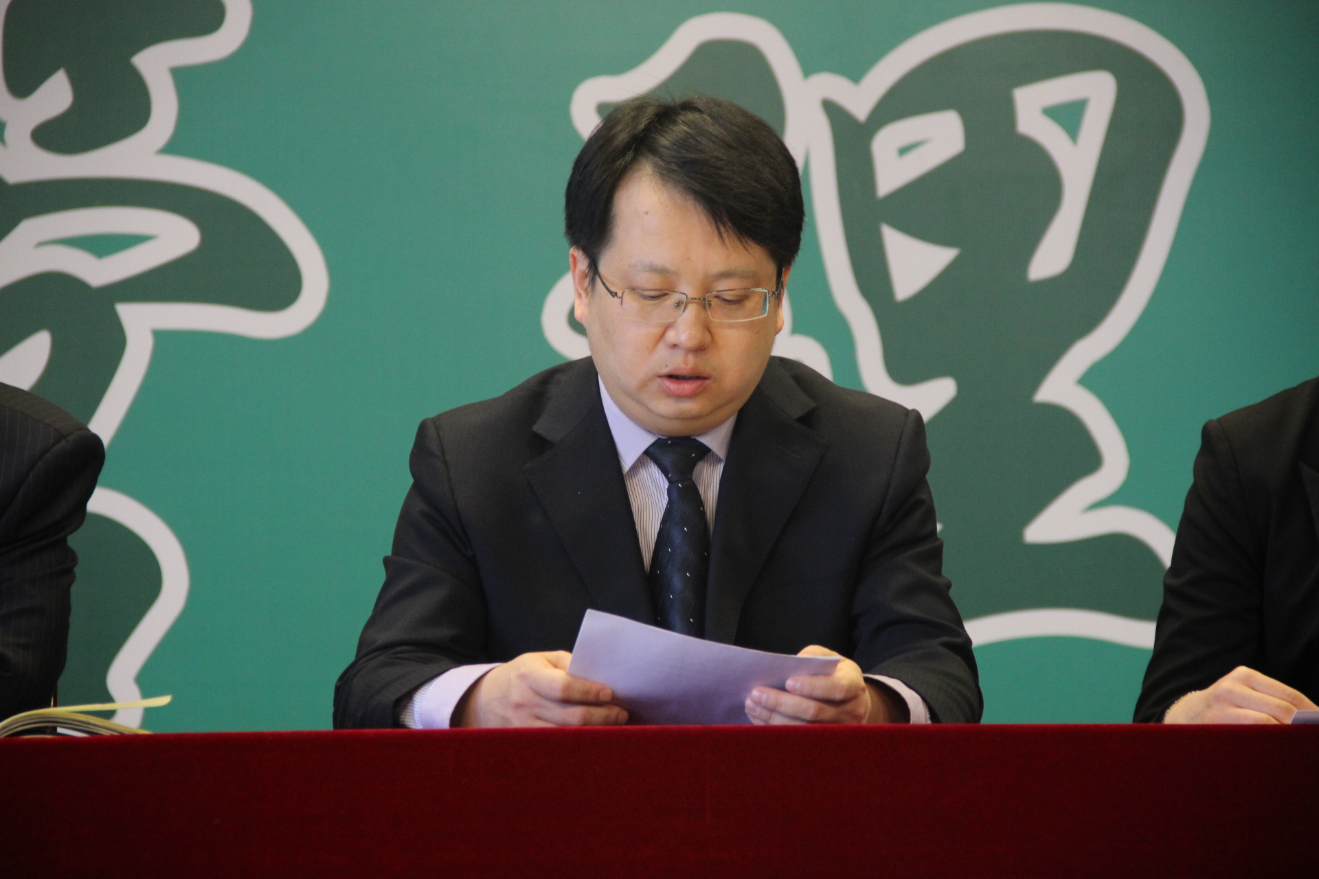 学院党委书记单忠纪作报告.jpg